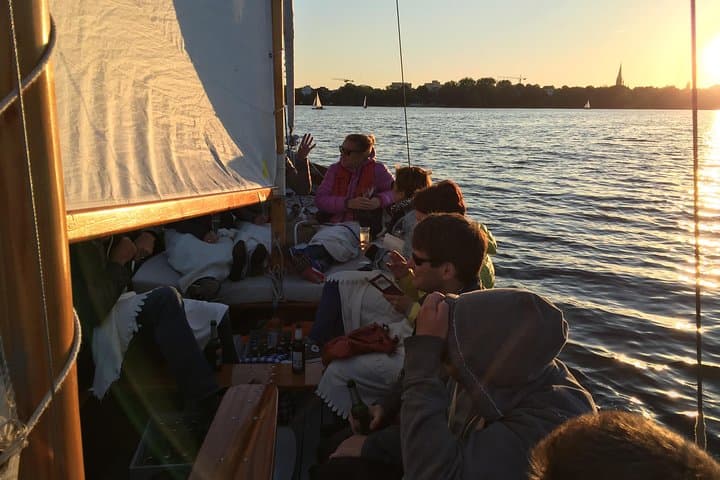 Crucero al Atardecer en Grupo Reducido por el Lago Alster en Hamburgo — foto 1