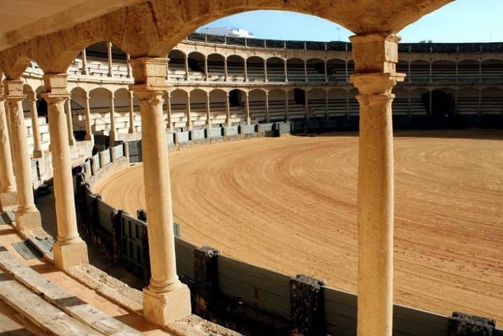 Historische Stadtführung in Ronda mit Eintritt in die Stierkampfarena — Foto 2