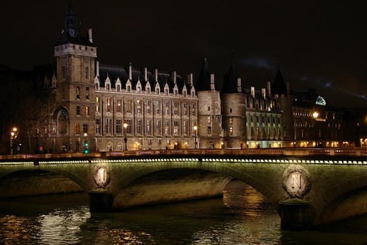 Tour Notturno a Parigi: Fantasmi, Misteri e Leggende