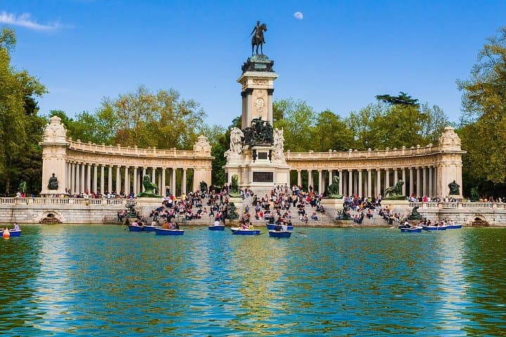 Spaziergang durch den Retiro Park in Madrid