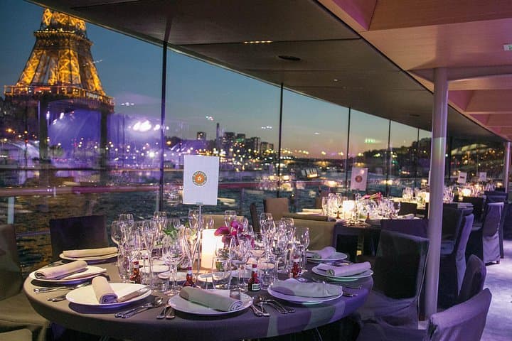 Croisière de Noël sur la Seine avec déjeuner ou dîner par Bateaux Parisiens