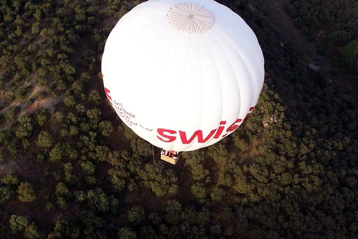 Volo in mongolfiera sopra il Parco Regionale Guadarrama di Madrid — foto 2
