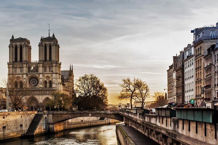 Centro de París con interior de Notre Dame Tour Exclusivo a Pie — foto 3