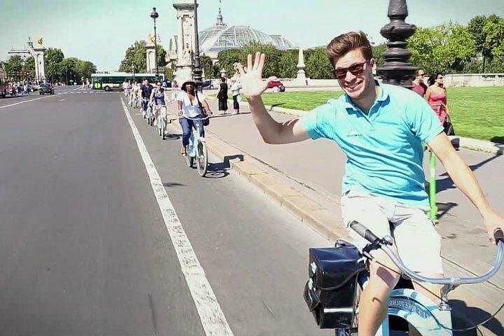 Tour en bicicleta por los puntos destacados de París: Torre Eiffel, Louvre y Notre-Dame — foto 3