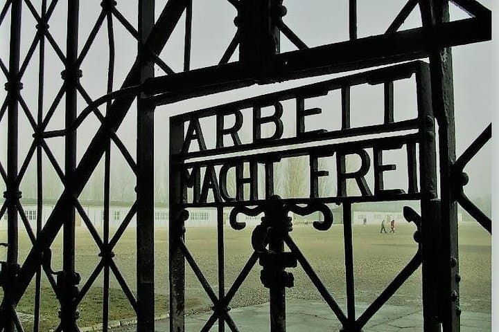 Tour di mezza giornata in piccoli gruppi a Dachau da Monaco