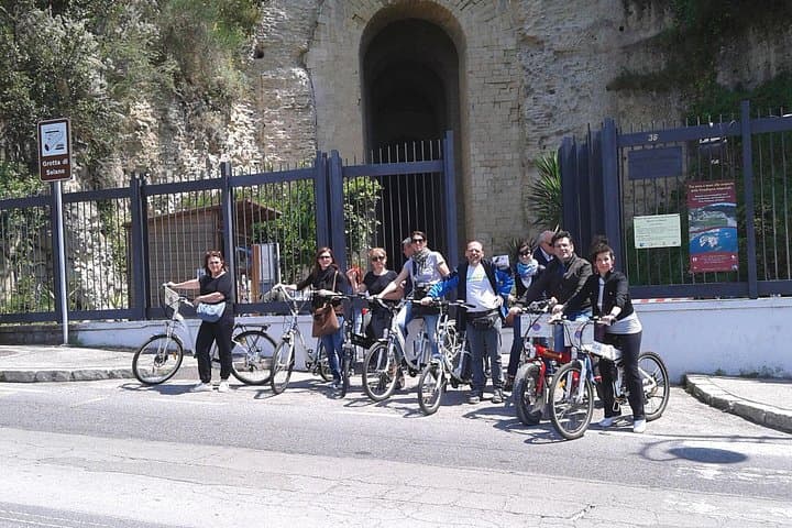 Tour in bicicletta elettrica a Napoli nel Parco Archeologico di Pausilypon — foto 2