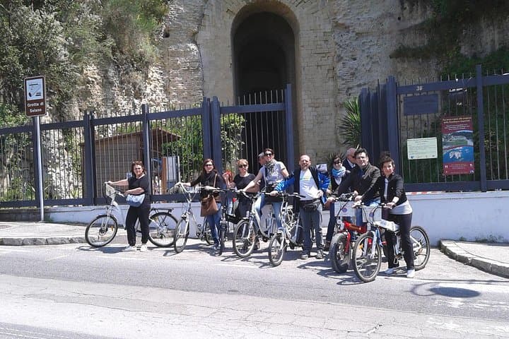 Tour en bicicleta eléctrica por Nápoles y el Parque Arqueológico de Pausilypon — foto 2