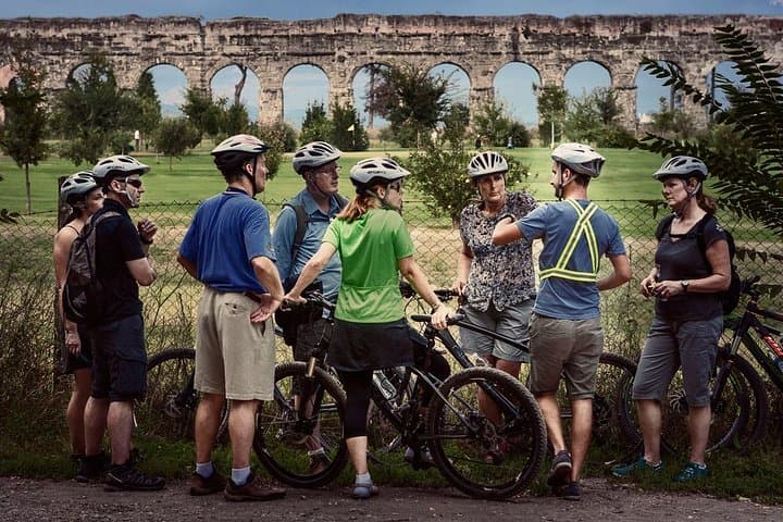 Tour en bicicleta / E-Bike por Roma: Vía Apia, Catacumbas y Acueductos Romanos — foto 5