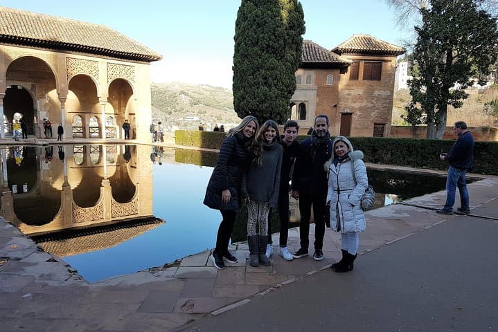 Tour Privato dei Punti Salienti dell'Alhambra Inclusi i Palazzi Nasridi — foto 2