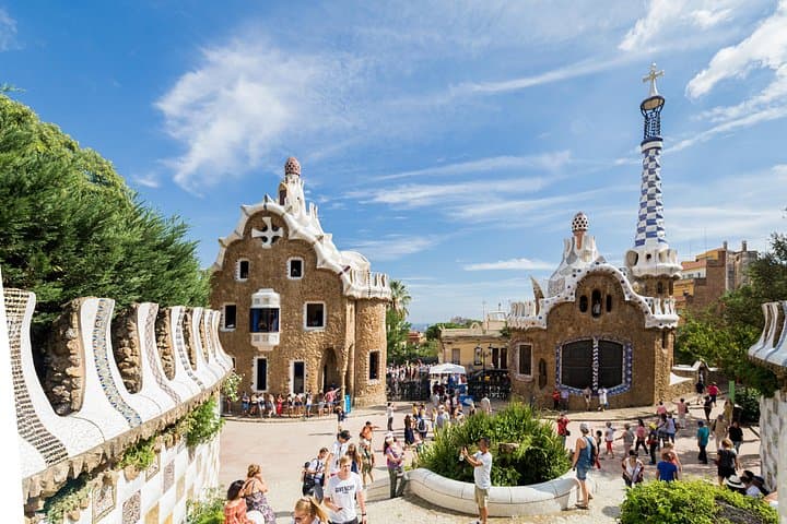 Barcellona: Tour Guidato di Gaudí al Parco Güell con Accesso Prioritario — foto 3