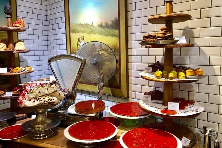 Lyon Morgenmarkt für Lebensmittelverkostungstour in Les Halles Paul Bocuse — Foto 5