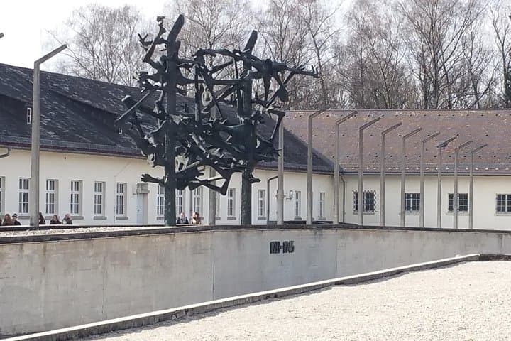 Geführte Tour zur Gedenkstätte des Konzentrationslagers Dachau von München — Foto 3