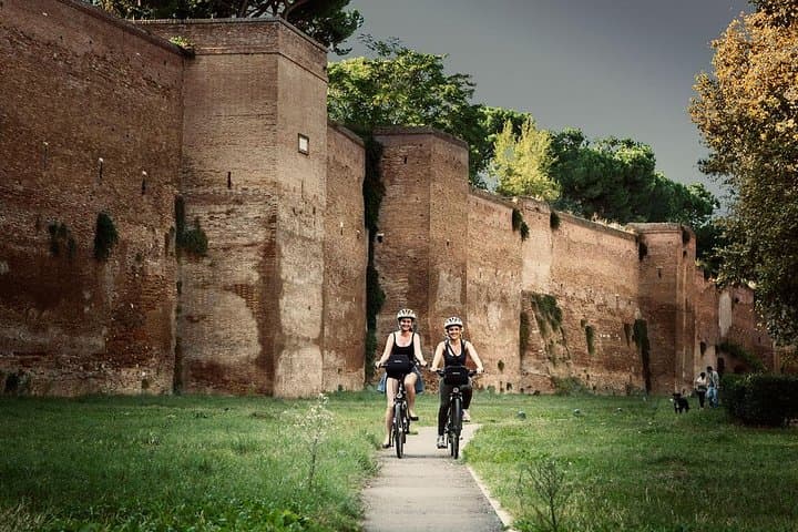 Tour en bicicleta / E-Bike por Roma: Vía Apia, Catacumbas y Acueductos Romanos — foto 3