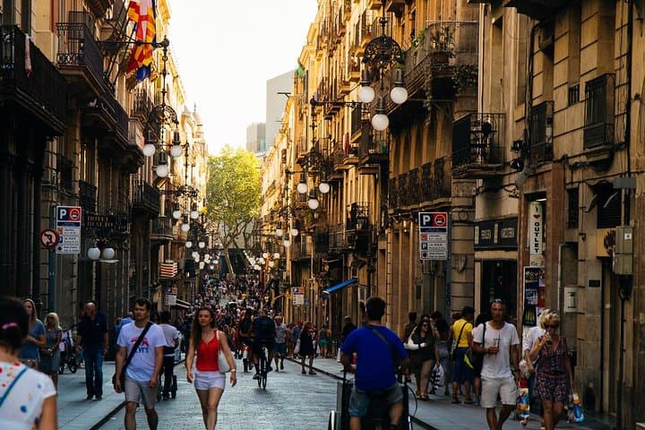 Visites incontournables et trésors cachés de Barcelone en tour privé