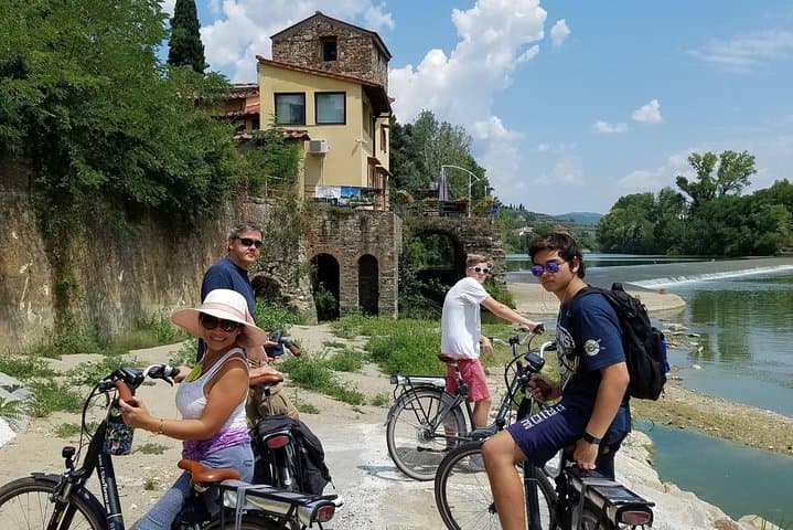 Paseo en E-Bike Autoguiado Privado en Toscana con Visita a Viñedo — foto 5