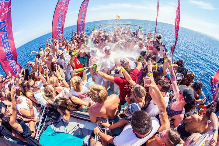 Fiesta en barco en Ibiza: 3 horas con bebidas y DJ todo incluido y parada para nadar