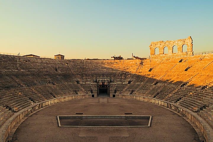 Tour en grupo reducido por Verona con acceso a la Arena y el balcón de Julieta — foto 3