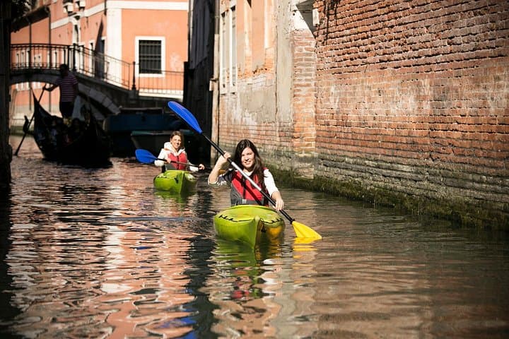Kayak Veneciano Real - Tour por los Canales de Venecia con un Guía Local — foto 4