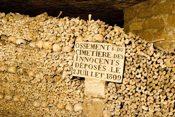 Paris Katakomben Tour mit VIP-Zugang zu eingeschränkten Bereichen — Foto 1