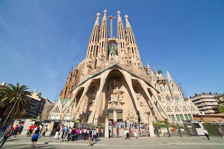 Barcelona Highlights: Private geführte Tour mit Abholung vom Hotel/Hafen
