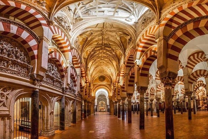 Transfer von Granada nach Sevilla mit optionalem Besuch der Moschee in Córdoba
