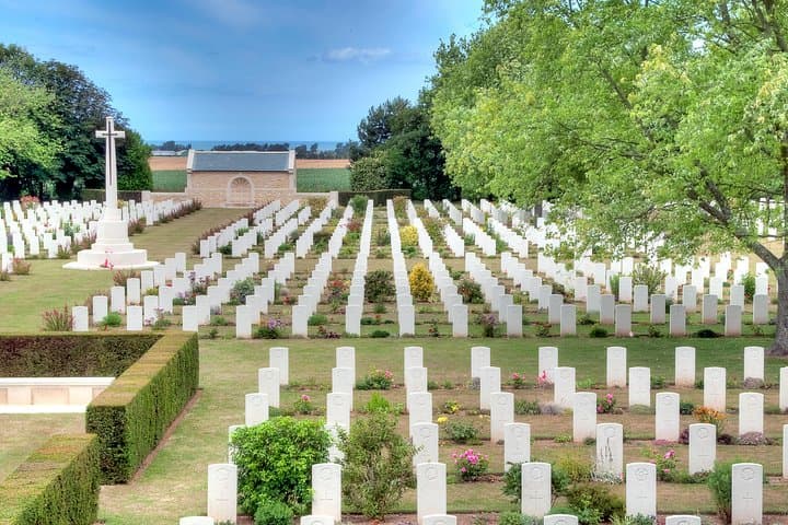 Playas del Día D en Normandía con Juno Beach, bunkers y Cementerio Canadiense desde París — foto 1