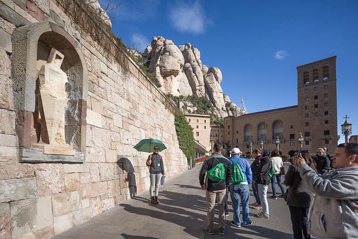 Montserrat con Treno a Cremagliera e Accesso Prioritario alla Madonna Nera — foto 4