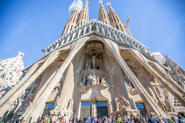 Visite guidée de la Sagrada Familia avec accès aux tours en coupe-file