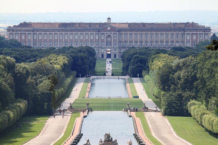 Tour di Gruppo al Palazzo Reale di Caserta e Giardini con Navetta