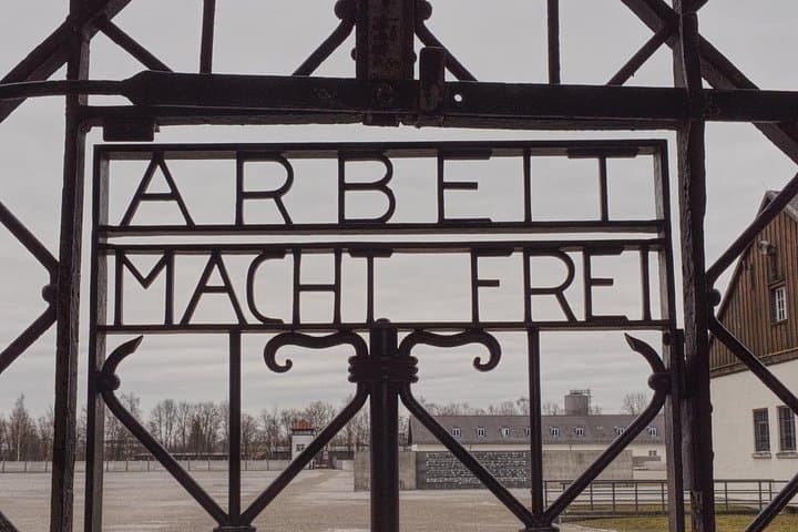 Tour di mezza giornata al Memoriale di Dachau da Monaco (partenza anticipata)