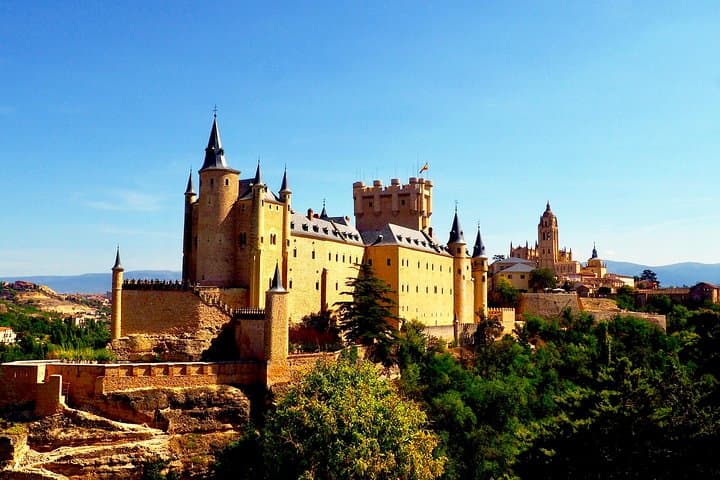 Segovia mit Weingutbesuch & Verkostung Kleingruppentour ab Madrid — Foto 2