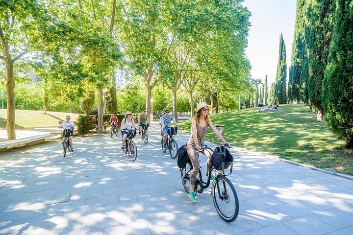 Tour en e-Bike por Barcelona: Gaudí y el Casco Antiguo — foto 2