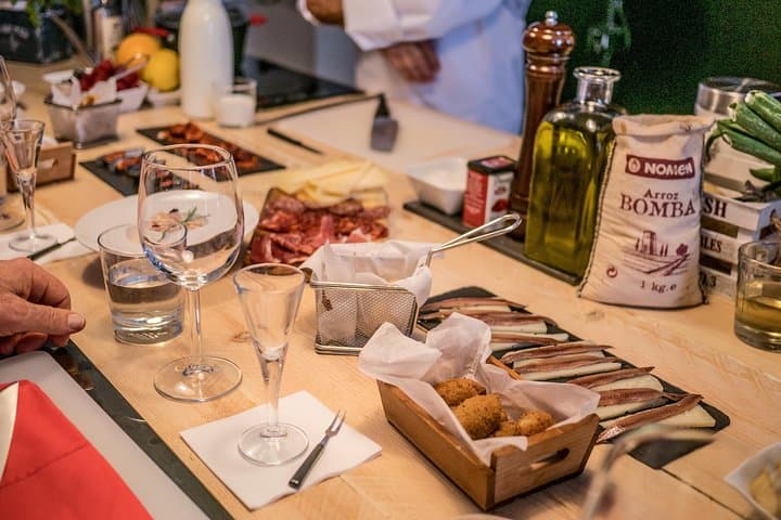 Paella-Kochkurs, Tapas, Cava Sangría & Tour — Foto 5