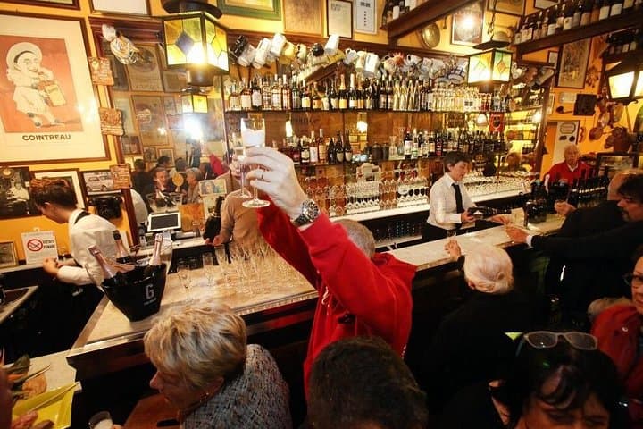 Weinverkostung in einer Weinhandlung in Bologna — Foto 2