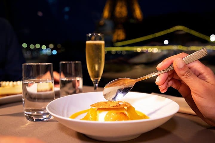 Croisière de Noël sur la Seine avec déjeuner ou dîner par Bateaux Parisiens — photo 4