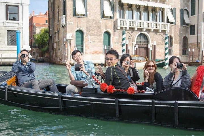 Gemeinsame Gondelfahrt in Venedig