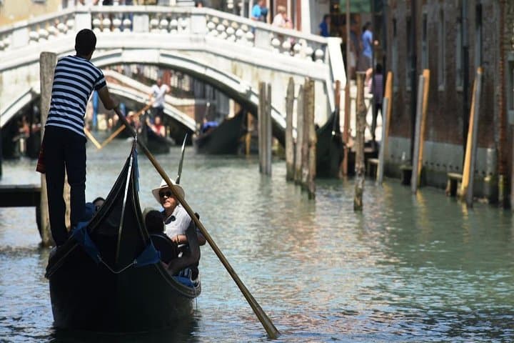 Gemeinsame Gondelfahrt in Venedig — Foto 4