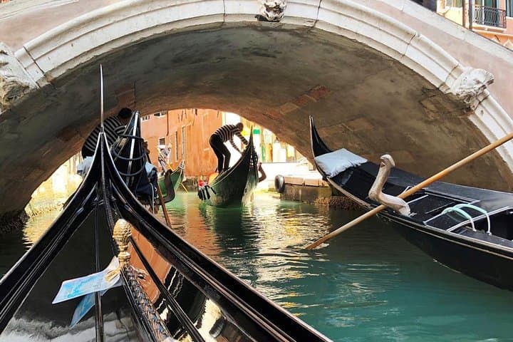 Gemeinsame Gondelfahrt in Venedig — Foto 5