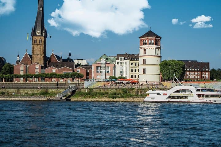 Düsseldorf Essentials: Altstadt, Rheinpromenade & Architektur Tour — Foto 2