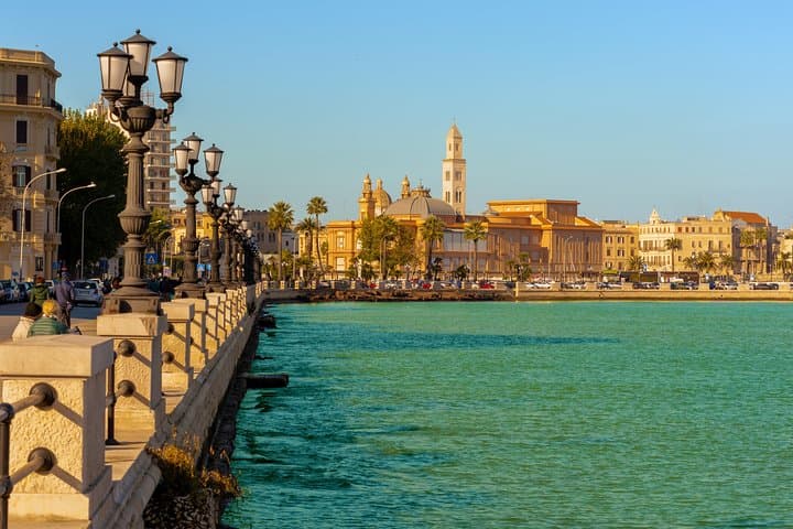 Privater Transfer von Amalfi nach Bari mit Sightseeing