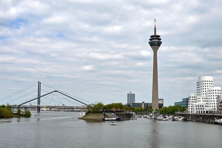 Düsseldorf Essentials: Altstadt, Rheinpromenade & Architektur Tour — Foto 3