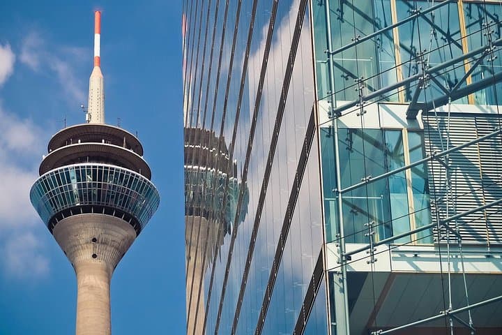Düsseldorf Essentials: Altstadt, Rheinpromenade & Architektur Tour — Foto 5