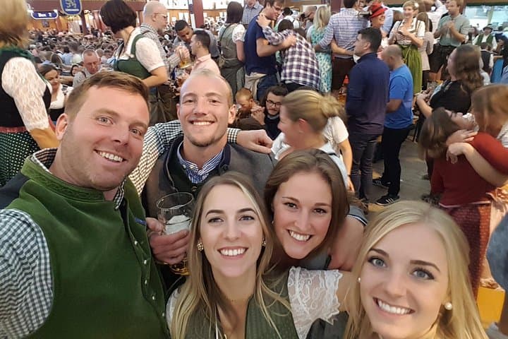 Geführte Erfahrung auf dem Münchner Oktoberfest mit Bier und Essen — Foto 3