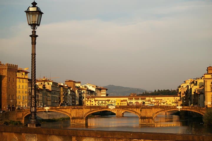 Flusskreuzfahrt in Florenz auf einem traditionellen Barchetto — Foto 4