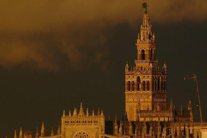Tour Storico Serale di Siviglia con Storia Inquietante — foto 2