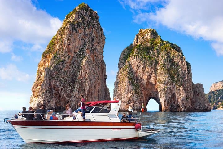 Amalfi: Escursione in Barca per Piccoli Gruppi all'Isola di Capri — foto 3