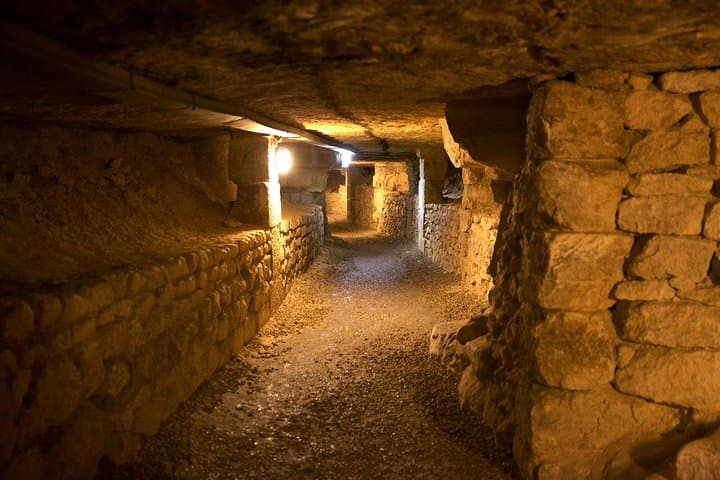 Geführte Tour durch die Pariser Katakomben mit exklusivem Zugang — Foto 3