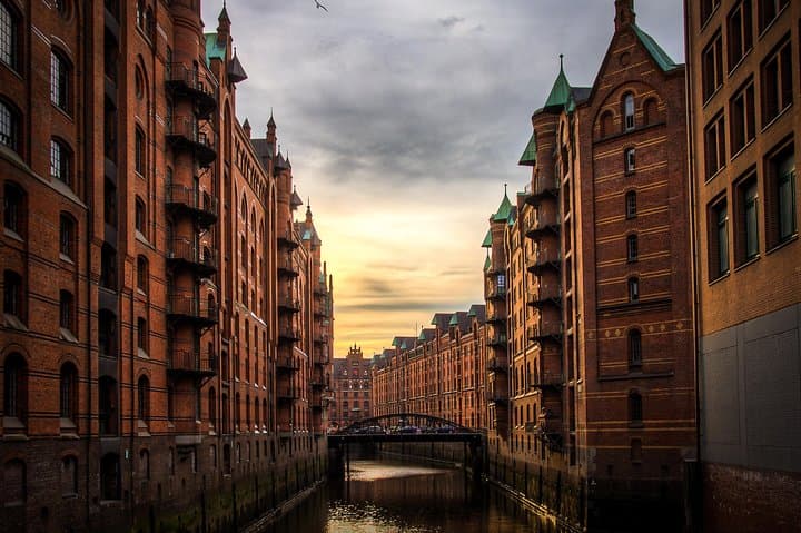 Private Custom Historic Walking Tour of Hamburg — Foto 3