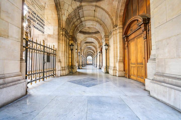 Il Codice Da Vinci a Parigi: Segui la Traccia con un Locale