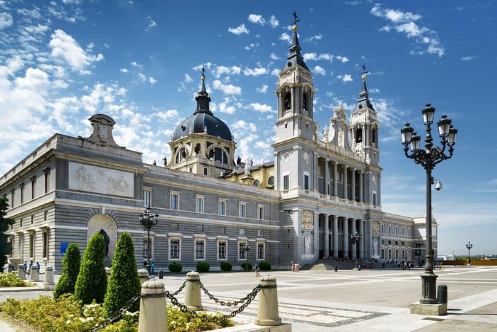 Tour Privado del Palacio Real de Madrid con Entradas — foto 2